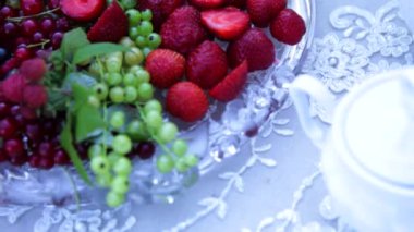 bir cam levha meyve.