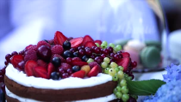 Gâteau aux baies saupoudré de glaçage — Video