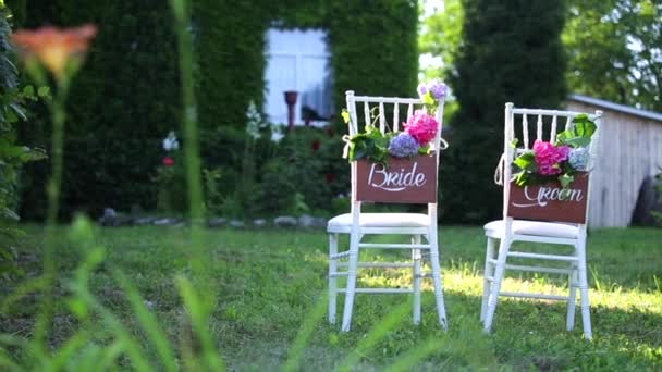 Sillas de boda en el césped. Novia novio . — Vídeos de Stock