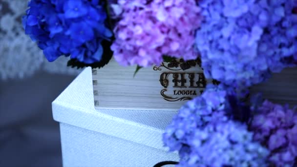 Bir ahşap kutu mavi çiçekler. — Stok video