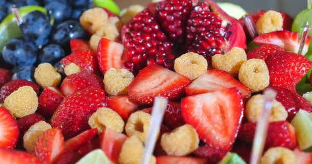 Frutas y bayas de cerca — Vídeos de Stock