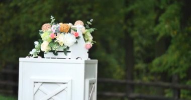 Düğün süslemeleri çiçek orman arka plan üzerinde.