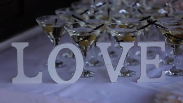 Декоративне слово LOVE на столі церемонія весілля — стокове відео