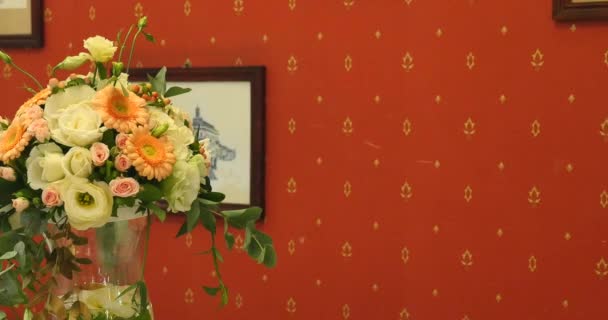 Bouquet van rozen en gerbera 's — Stockvideo