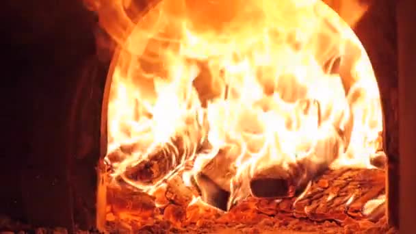 Feuer im Ofen brennt in Zeitlupe — Stockvideo