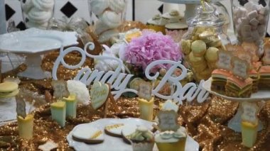 Altın doğum günü partisinde tatil kutlama kavramı kek frosting ile şık lüks dekore edilmiş şeker çubuğu