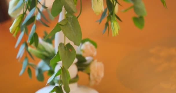 bouquet de roses avec une bougie. vers le haut .