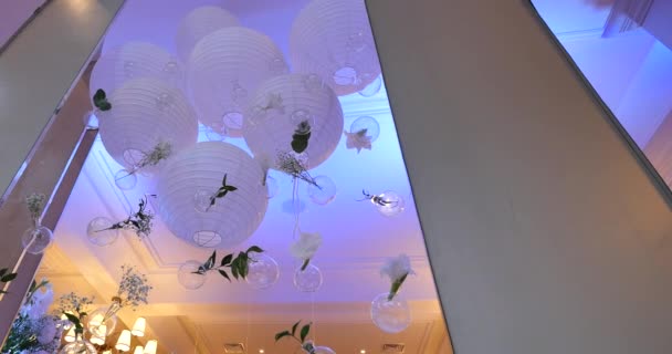 Декоративный фонарь из белой бумаги — стоковое видео