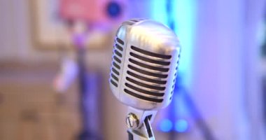 Mikrofon. Retro mikrofon. Sahne Alanı'nda bir mikrofon. Bir pub