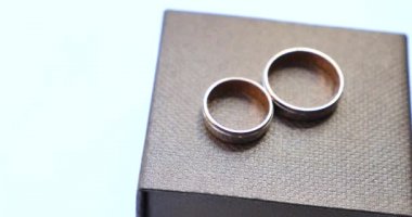 Lüks alyans ile ahşap kutu