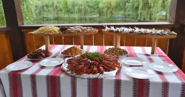 Sabroso cangrejos de río hervidos en la mesa — Vídeos de Stock