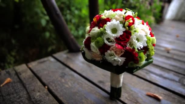 Ramo de boda de pie en las tablas. ramo de boda sobre un fondo de verde . — Vídeos de Stock