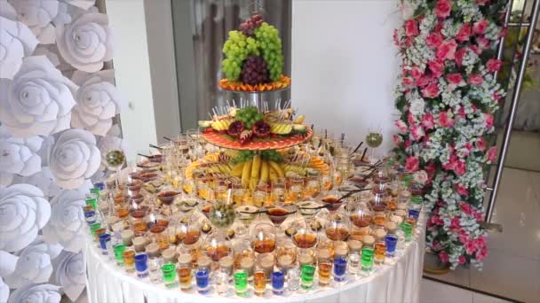 Buffet recepción frutas vinos champán — Vídeo de stock