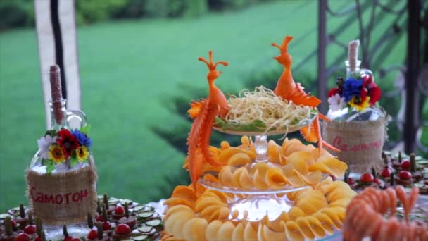 パーティーや結婚式のお祝いのため違うお菓子でいっぱいの木製ブラウン テーブル. — ストック動画