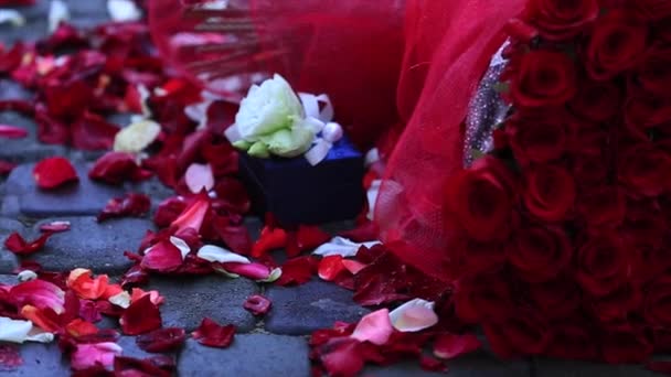 Un ramo de rosas rojas anillo — Vídeos de Stock