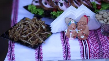 Ahşap kahverengi masa parti ya da düğün kutlama için farklı aperatifler dolu.