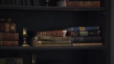 Antika kitap kitaplık hareket üzerinde
