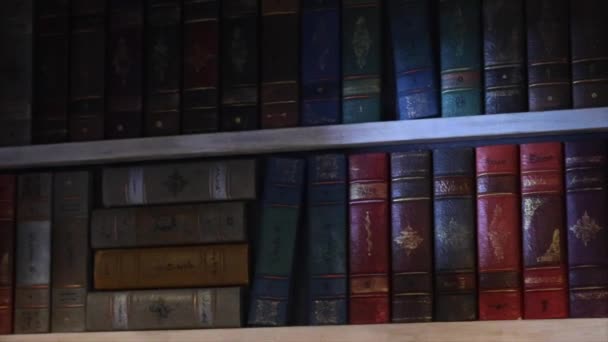 Antika böcker på bokhyllan rörelse — Stockvideo