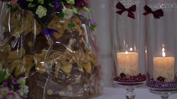 Decoración de flores y velas para una boda — Vídeos de Stock