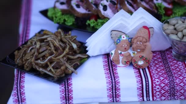 Holz braune Tische voll mit verschiedenen Snacks für Party oder Hochzeitsfeier. — Stockvideo