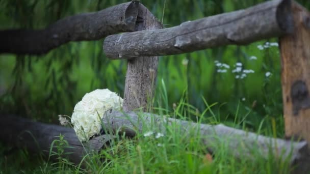 Bouquet da sposa. Il bouquet delle spose. Bouquet di bianco — Video Stock