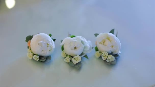 Hermoso boutonniere hecho de la rosa blanca — Vídeos de Stock