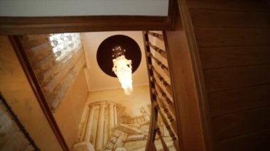 Sanat eseri ile dekore edilmiş bir tonozlu tavan