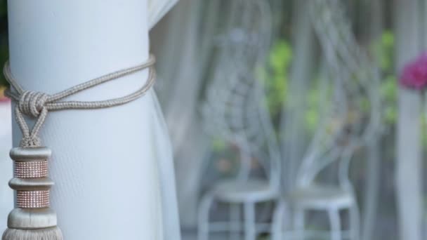 Elegantes sillas blancas montadas durante una ceremonia de boda — Vídeos de Stock