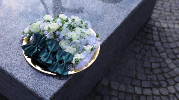 Bräutigam Morgen. Hochzeitszubehör. Schmetterling-Krawatte, Hochzeit boutonniere. — Stockvideo