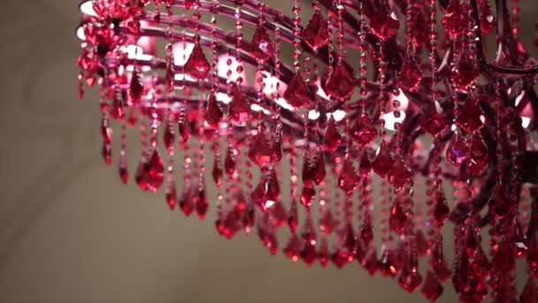 Suspendus sphères en verre de cristal suspendues éclairées par la lumière rouge dans un intérieur sombre la nuit — Video