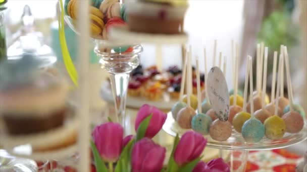 Вкусные украшенные конфеты бар, сладости на столах для свадебного приема — стоковое видео