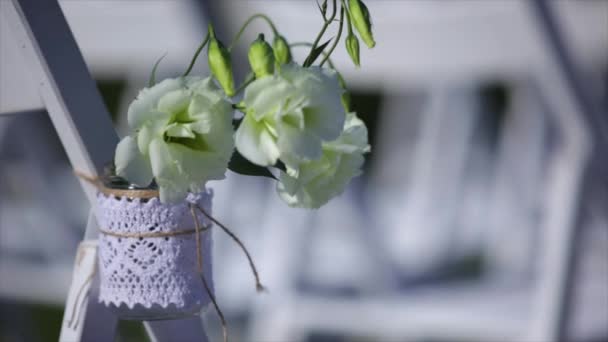 Flores colgando en tarro de albañil en la boda — Vídeos de Stock