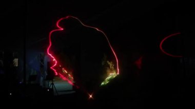 Soyut bulanıklık arka plan deseni ile yer parlak yeşil ve kırmızı lazer ışınları, duman ve flaş