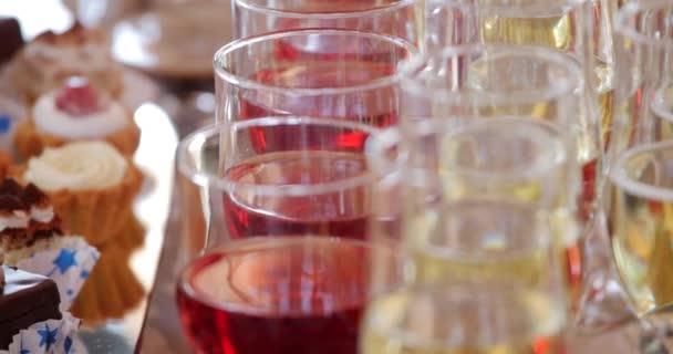 Nahaufnahme-Foto mit Drinks und Bonbons auf festlichem Tisch — Stockvideo