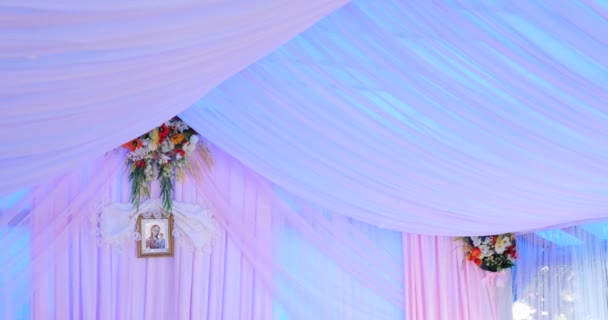 Εσωτερικό του γάμου διακόσμηση σκηνή έτοιμο για τους επισκέπτες — Αρχείο Βίντεο