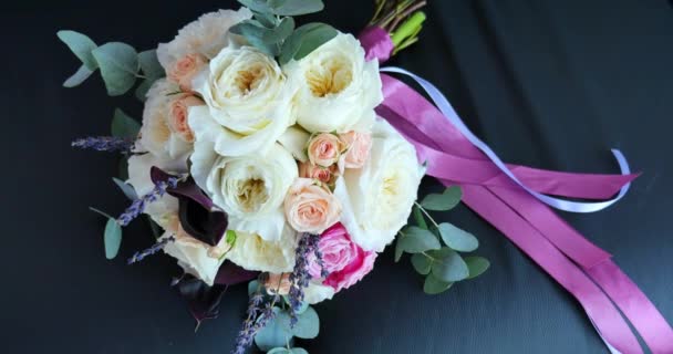 Ramo de rosas blancas en cuero negro — Vídeos de Stock