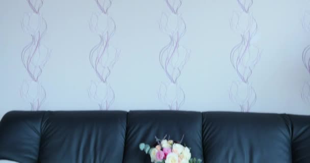 Brautstrauß auf einer schwarzen Couch — Stockvideo