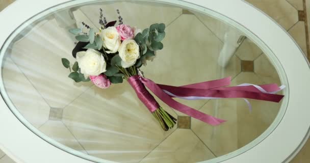 Yakın çekim düğün gelin buketi cam masa üzerinde — Stok video