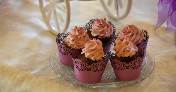 Sweet cream and chocolate muffins — Stock Video