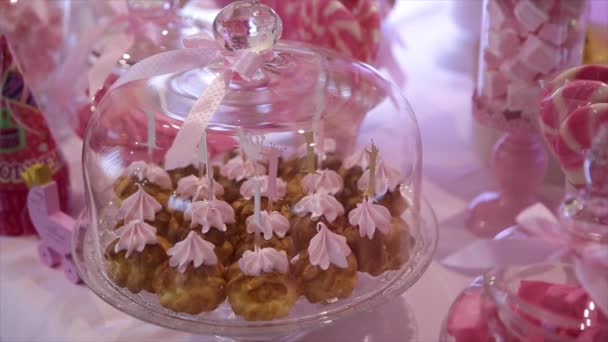 Delicioso buffet dulce con cupcakes, Dulce buffet de vacaciones con cupcakes y merengues y otros postres — Vídeos de Stock