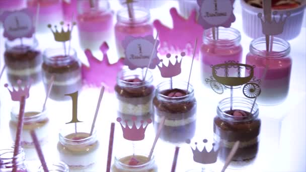 Delicioso buffet de doces com cupcakes, Buffet de férias doces com cupcakes e merengues e outras sobremesas — Vídeo de Stock