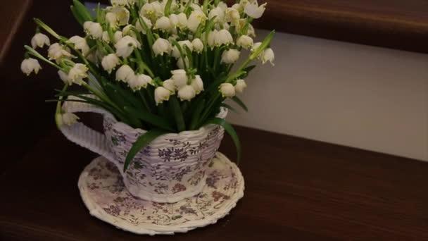 Gotas de nieve en taza en la mesa i — Vídeo de stock