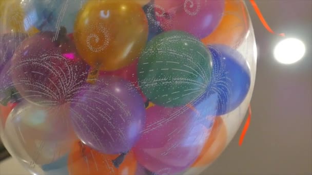 Globos de color en un gran globo — Vídeos de Stock