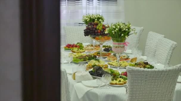 Uma mesa de jantar decorada — Vídeo de Stock