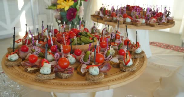 Surtido de canapés. Servicio de banquetes . — Vídeos de Stock