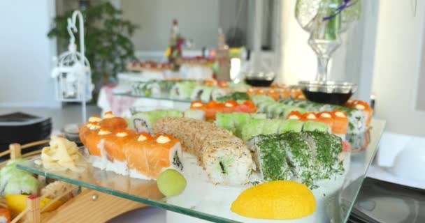 Sushi buffet op tafel — Stockvideo