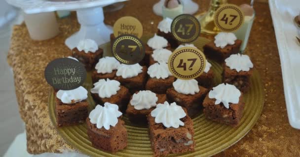 Gekleurde cupcakes op een feestelijke stand prettige vakantie — Stockvideo