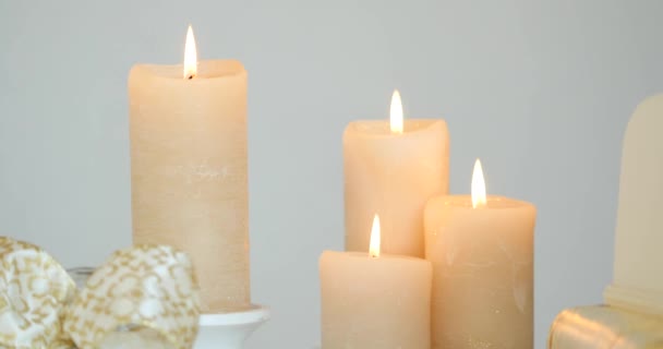 Quattro candele bianche che bruciano su bianco — Video Stock