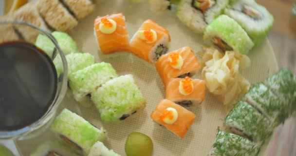 Různé Sushi s různými druhy zálivka — Stock video