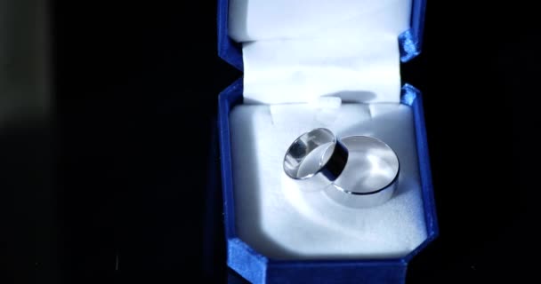 Anillos de boda en un etui de terciopelo azul oscuro — Vídeo de stock